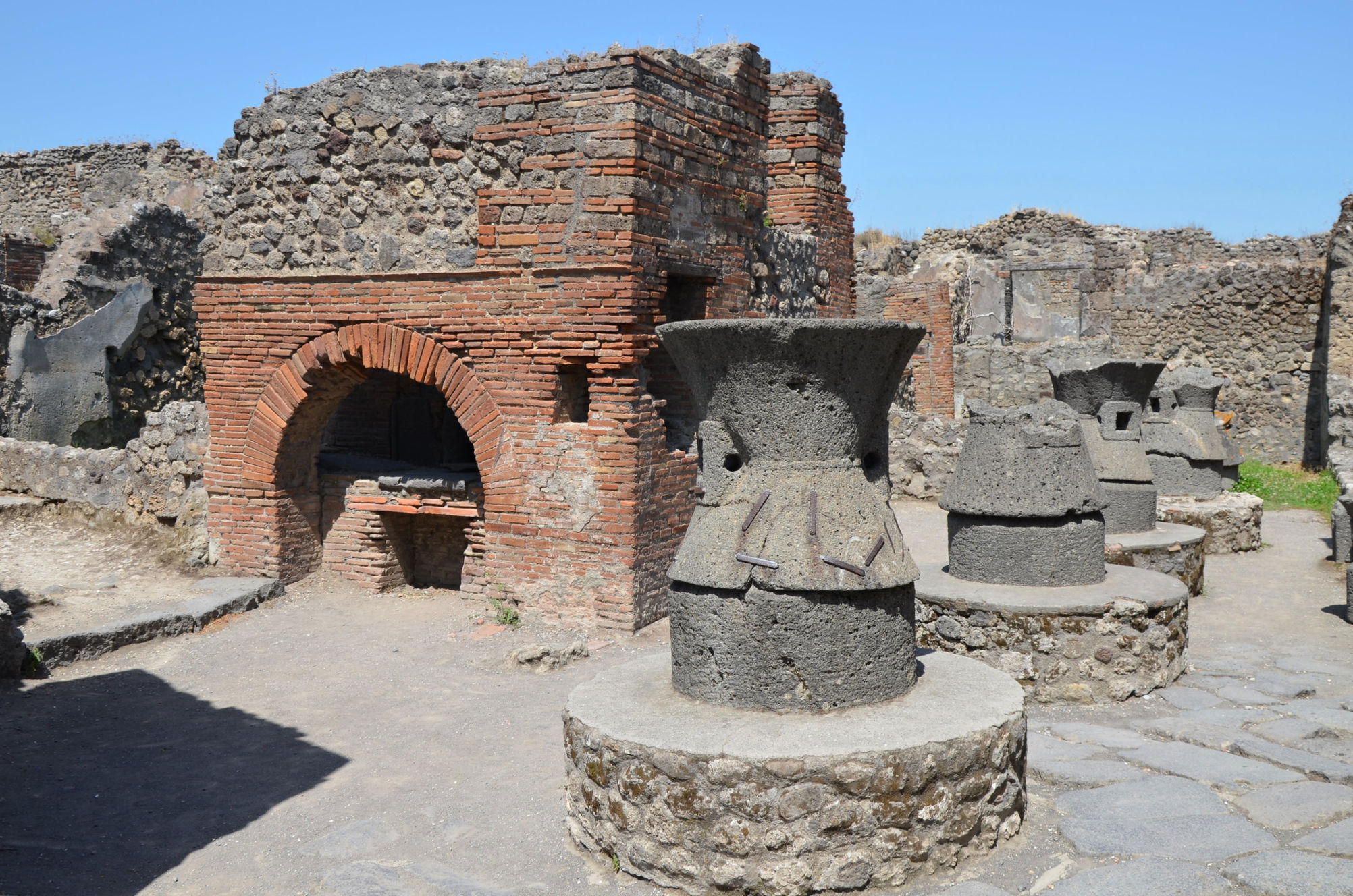 4.⁣ Unearthing the ‍Lost Treasures of Pompeii:‍ Reconstruction, Tragedy,‌ and the Legacy of a Buried⁤ City