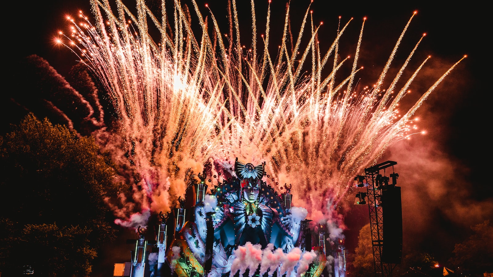2. ‌Immersive Experiences: Unveiling the ‍Secrets behind Mysteryland's Intriguing Attractions
