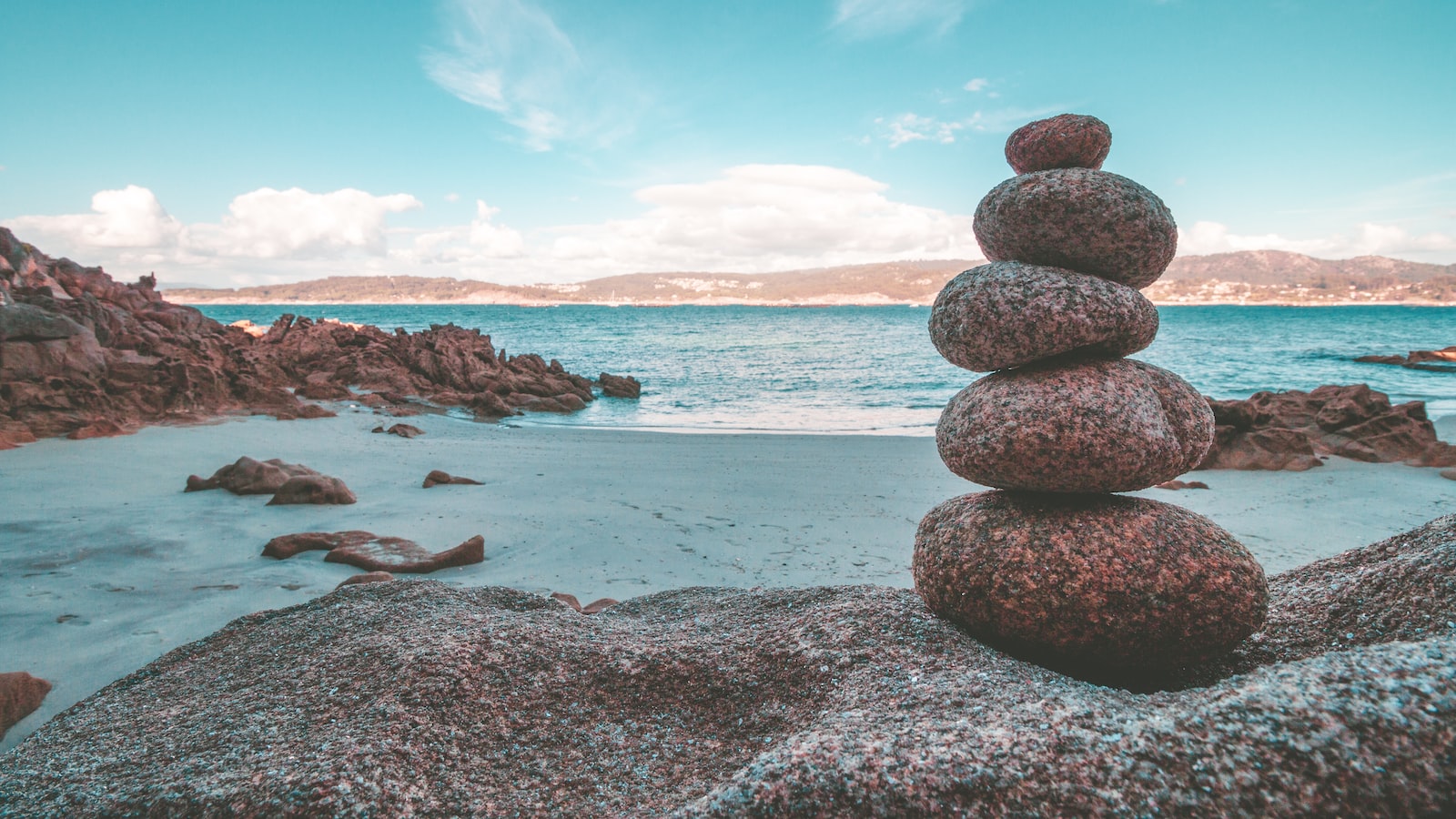 1. Understanding ⁣Mindfulness: A Journey towards Self-Awareness and Inner Peace